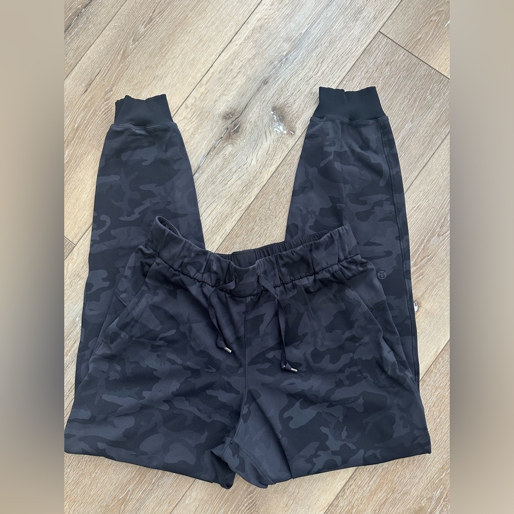 Lululemon on the fly camo joggers
